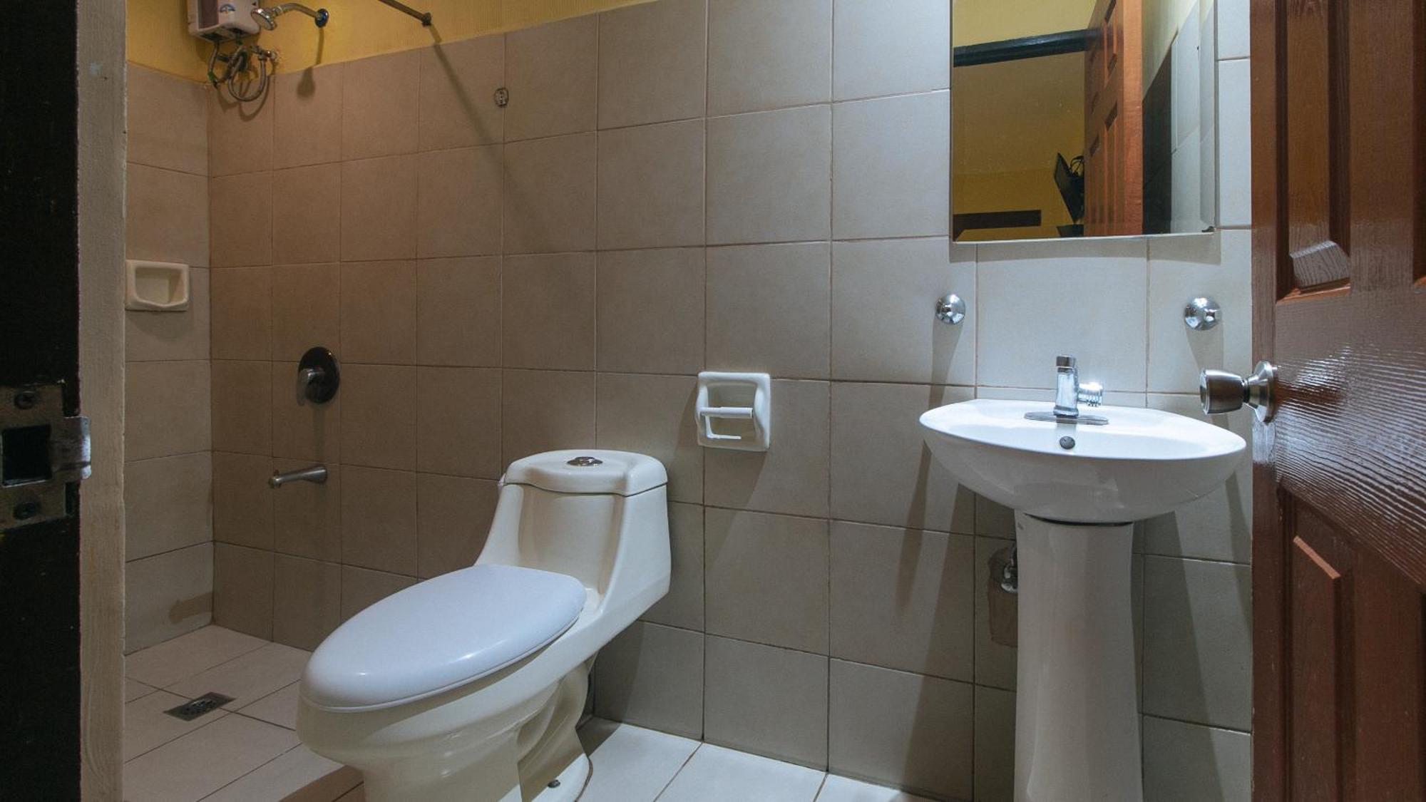 Reddoorz At Comfy Inn Ermita Manila Exterior foto